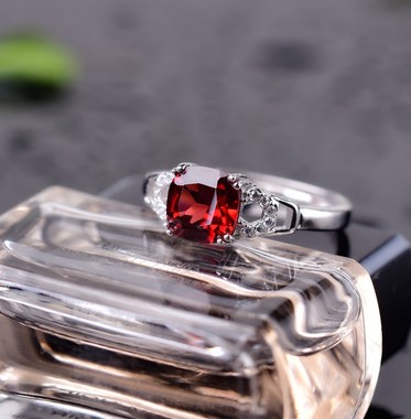 RED GARNET STERLING SILVER RING - CLASSIC